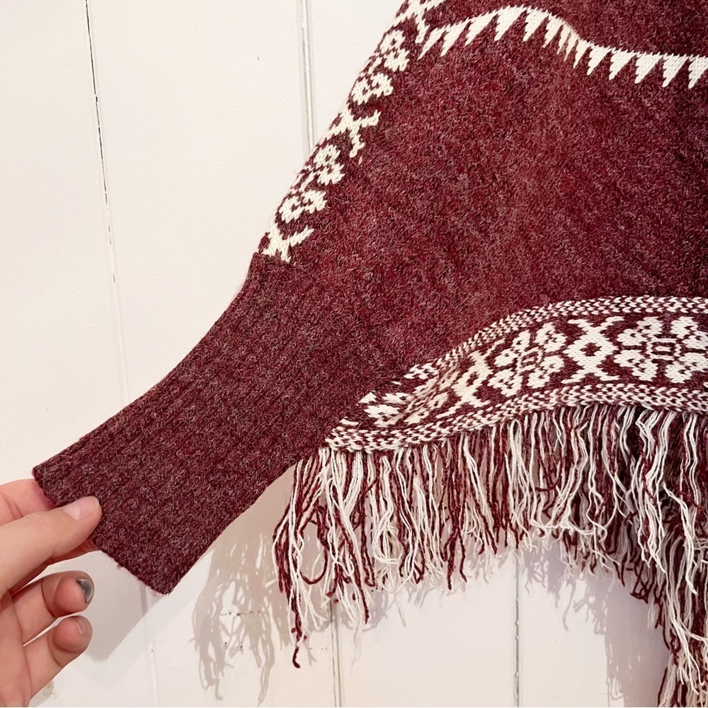 Velzera White and Wine Poncho. NWT. One Size. - Picture 4 of 7